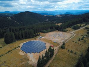 Въздушен поглед към завършената LOFAR-BG станция показва нискочестотните ивисокочестотните антени, както и изчислителния контейнер.
Източник: Камен Козарев / ИА с НАО, БАН