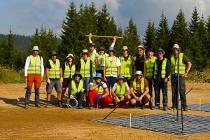 Участници в стажантската програма на LOFAR-BG след завършването нанискочестотното поле на станцията.
Източник: Янко Николов / ИА с НАО, БАН