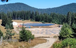 Поглед отстрани към завършената LOFAR-BG станция показва нискочестотнитеантени на преден план и високочестотните антени на заден план.
Източник: Камен Козарев / ИА с НАО, БАН